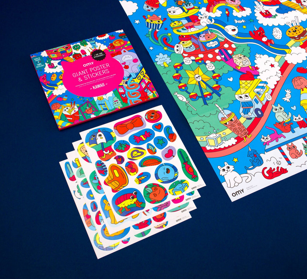Vista aérea do conteúdo do OMY Poster Autocolantes XL - Kawaii, mostrando o poster desdobrado com ilustrações de um parque de diversões colorido e várias folhas de autocolantes com formas e personagens diversas.