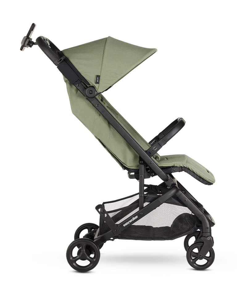 Carrinho de passeio Easywalker verde, com capota e cesto de arrumação, ilustrando a compatibilidade do suporte.