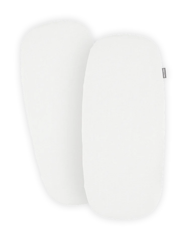 Conjunto de duas fundas de colchão Easywalker brancas para alcofa, em algodão 100% suave e hipoalergénico.