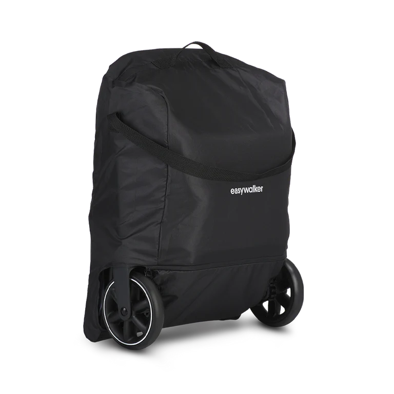 Bolsa de transporte preta Easywalker Jackey com carrinho dentro e rodas expostas, para fácil transporte em viagem.