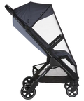Rede mosquiteira transparente Easywalker Jackey instalada no carrinho de passeio, oferecendo proteção total contra insetos.