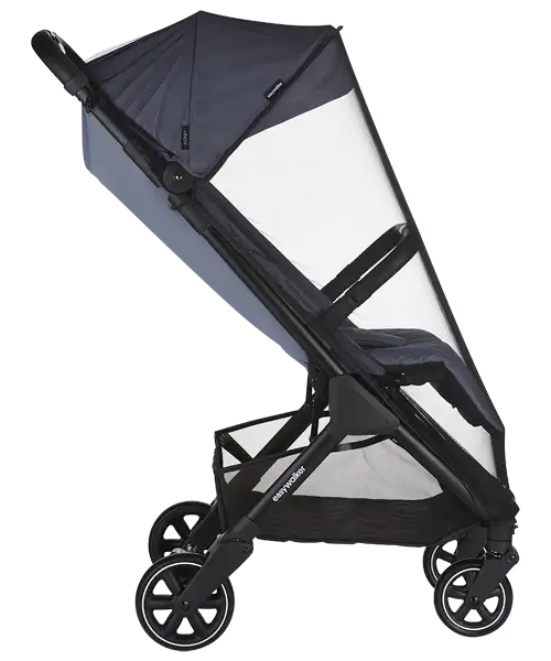 Rede mosquiteira transparente Easywalker Jackey instalada no carrinho de passeio, oferecendo proteção total contra insetos.