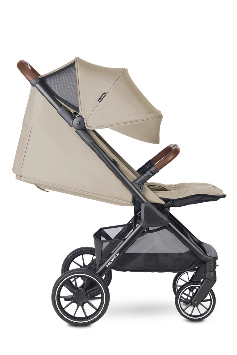 Carrinho Easywalker Jackey² XL bege com capota totalmente aberta, revelando uma secção de rede para ventilação, visto de lado.