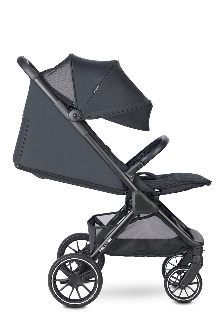 Carrinho Easywalker Jackey² XL preto, perfil lateral, com capota grande e rodas XL, pronto para uso.
