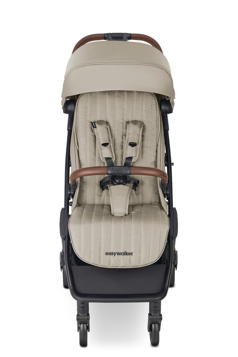 Vista frontal do assento do carrinho Easywalker Jackey² bege, destacando o arnês de 5 pontos e o acolchoado almofadado.
