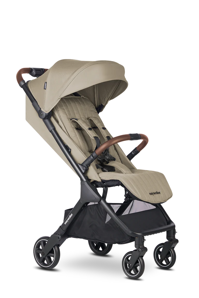 Carrinho de passeio Easywalker Jackey² na cor bege/castanho claro, com guiador em pele castanha, visto de lado.