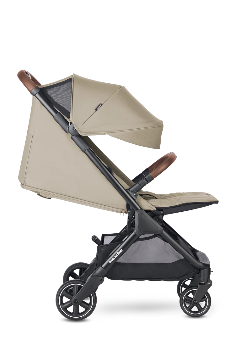 Carrinho Easywalker Jackey² cor bege, visto de lado, com capota aberta revelando ventilação em rede, ideal para viagens.