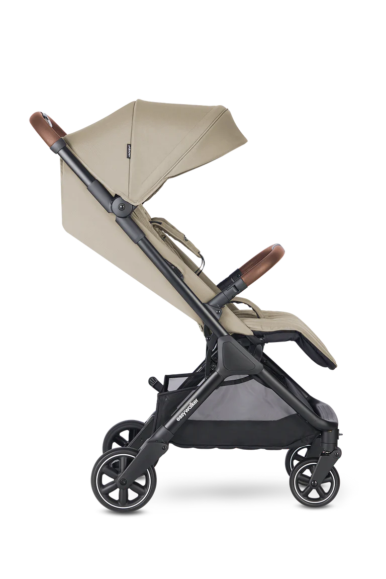 Carrinho de passeio Easywalker Jackey² cor bege/castanho, visto de lado, com capota estendida e assento reclinado, chassis preto.