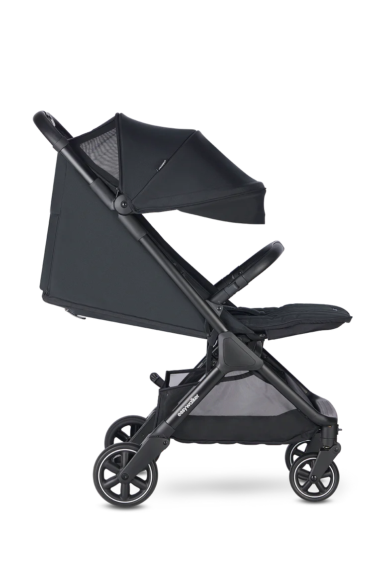 Carrinho de passeio Easywalker Jackey² preto, visto de lado, com capota grande e cesto de arrumação.
