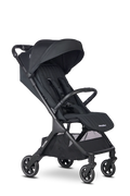 Carrinho de passeio Easywalker Jackey² preto, aberto, pronto para as suas viagens. Elegante e funcional.