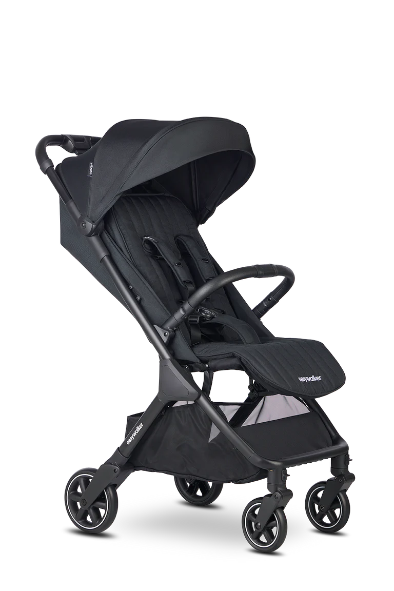 Carrinho de passeio Easywalker Jackey² preto, aberto, pronto para as suas viagens. Elegante e funcional.