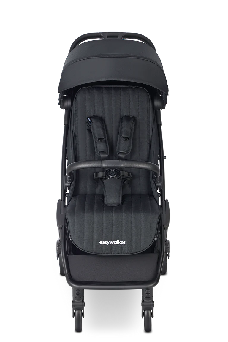 Easywalker Jackey² carrinho de passeio preto, vista frontal do assento espaçoso e arnês de segurança ajustável.