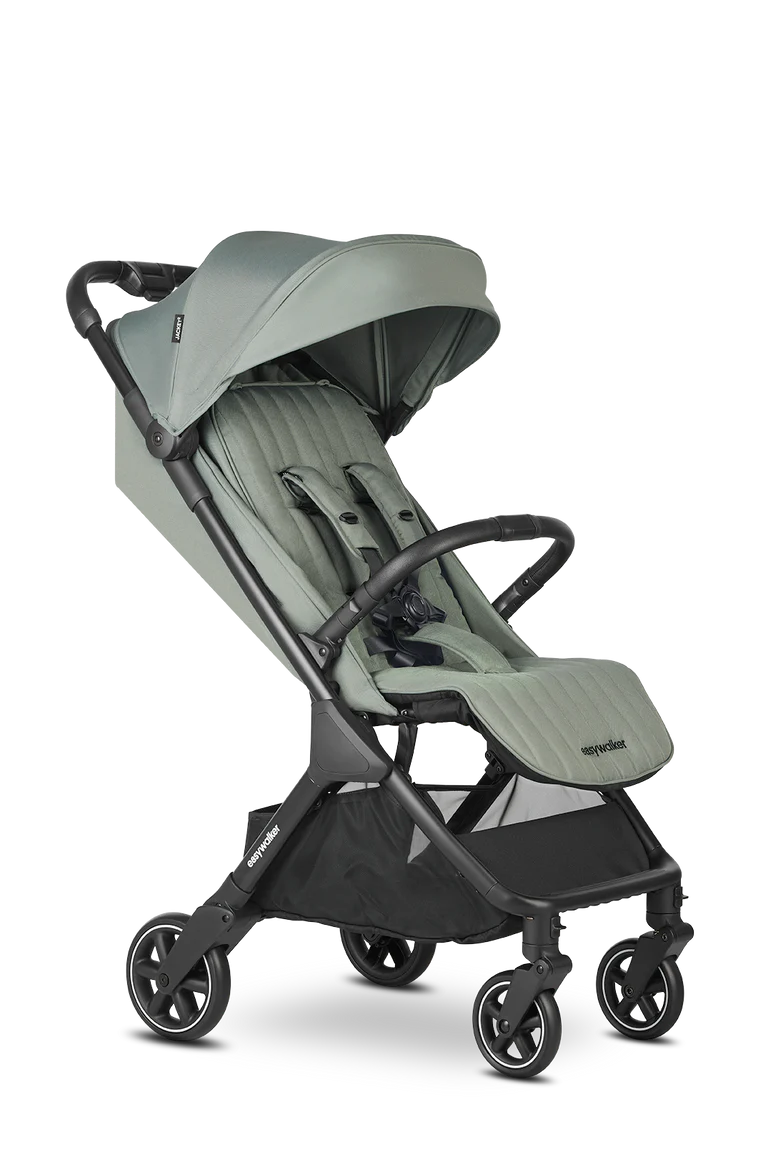 Carrinho de passeio Easywalker Jackey² verde-acinzentado, aberto, pronto para viagem. Design compacto e funcional.