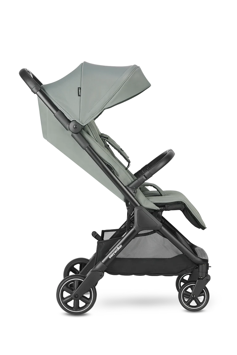 Easywalker Jackey² carrinho de passeio verde-acinzentado, assento na posição vertical, ideal para passeios ativos.