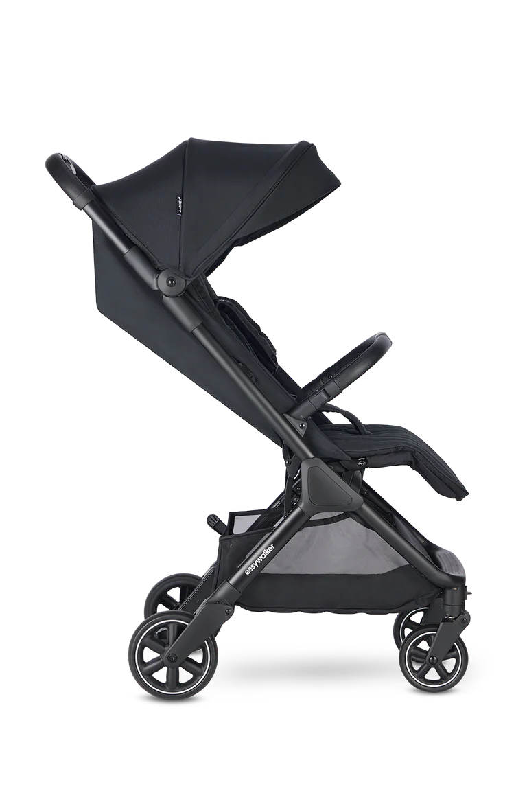 Imagem idêntica à anterior, mostrando o carrinho de passeio Easywalker Jackey² na cor preta, ideal para viagem e uso diário.