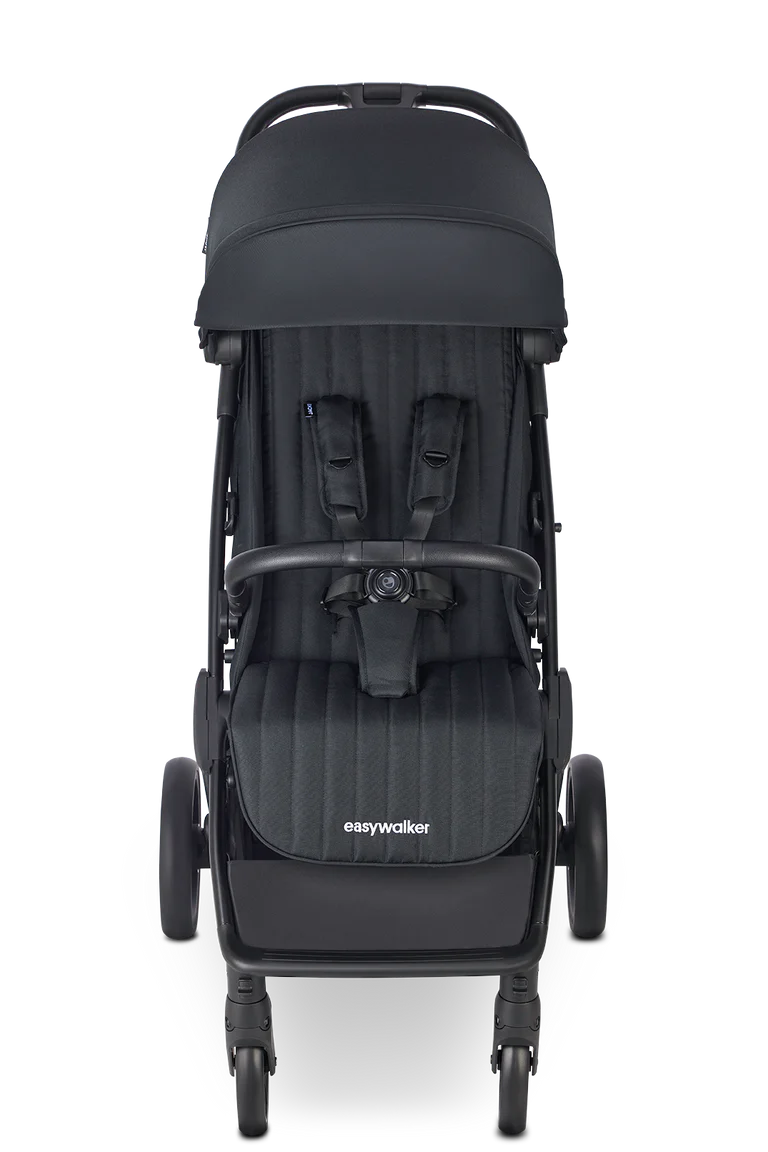 Easywalker Jackey² XL carrinho de passeio preto, vista frontal, com assento espaçoso, arnês de segurança e barra de apoio.