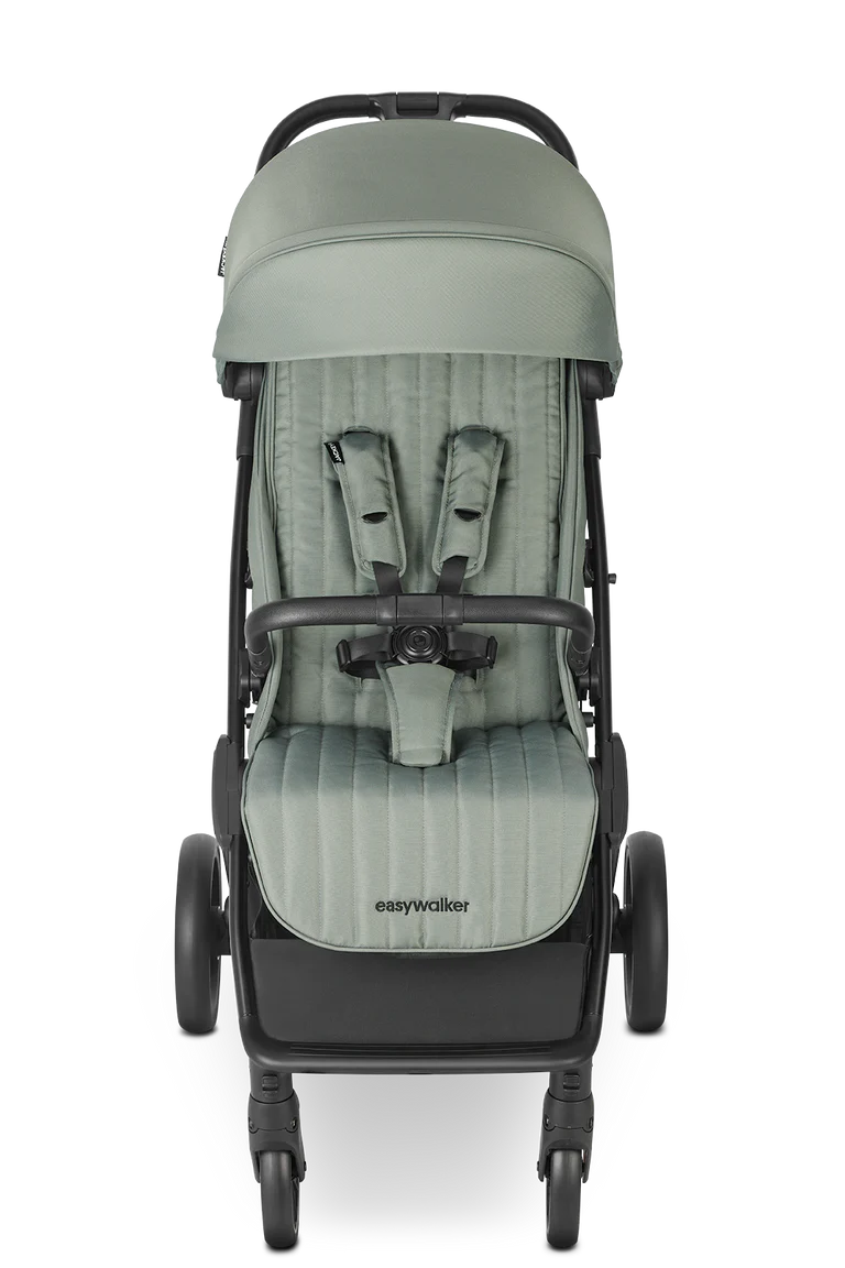 Easywalker Jackey² XL carrinho de passeio verde, vista frontal, com assento espaçoso, arnês de segurança e barra de apoio.