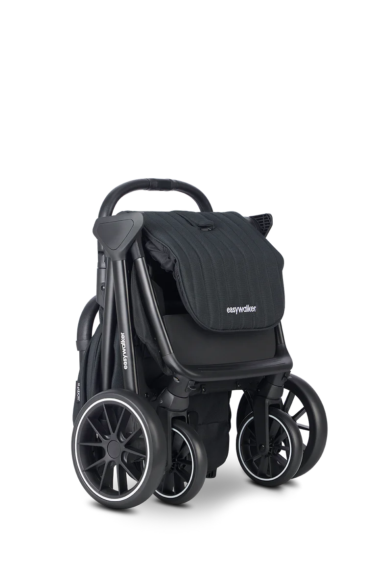 Carrinho de passeio Easywalker Jackey² XL preto dobrado, compacto e autónomo, ideal para transporte e viagem.