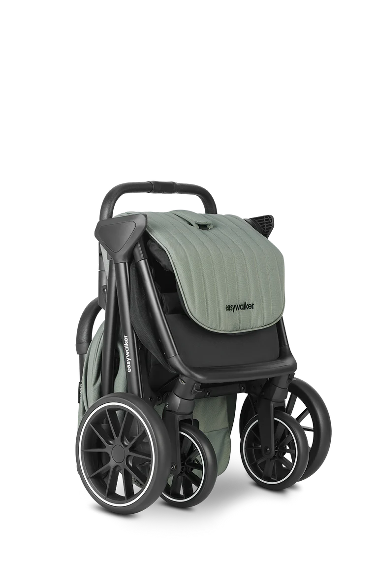 Carrinho de passeio Easywalker Jackey² XL verde dobrado, compacto e autónomo, ideal para transporte e viagem.