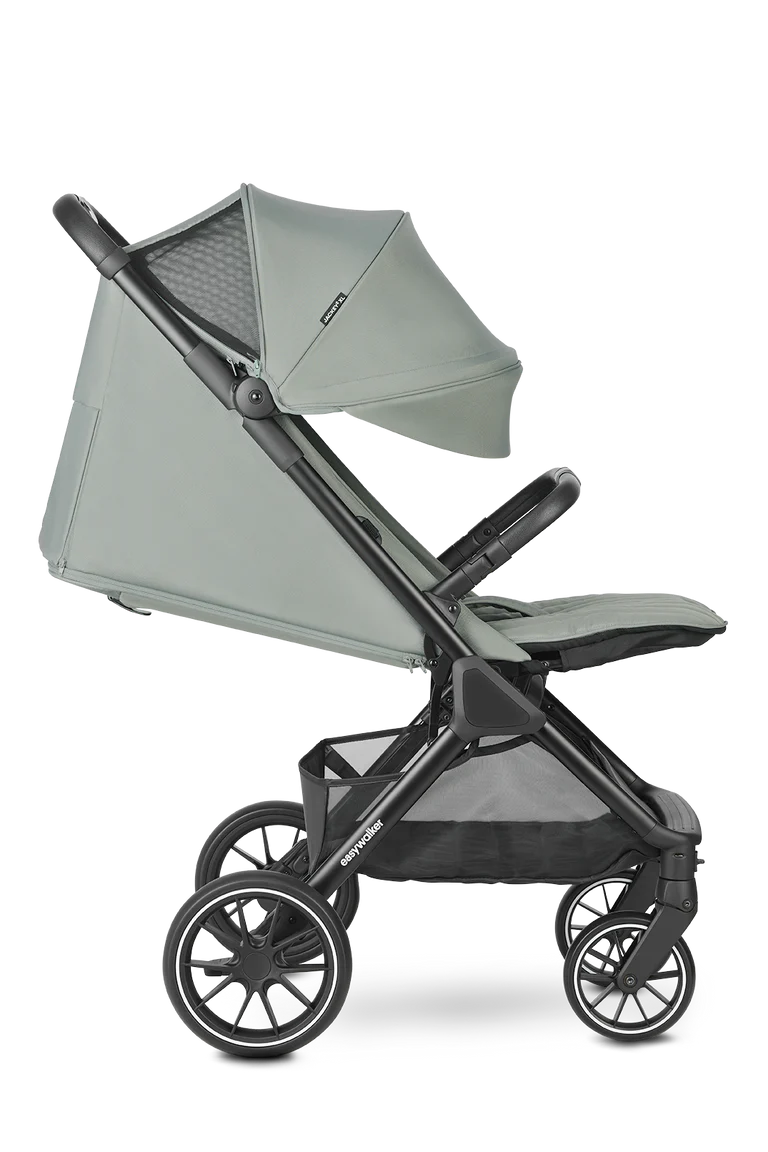 Carrinho Easywalker Jackey² XL verde, vista lateral, com capota estendida, proteção UPF 50+ e janela de ventilação.