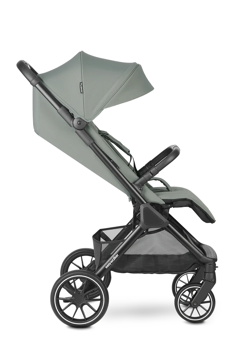Easywalker Jackey² XL carrinho de passeio verde, vista lateral, com capota recolhida, mostrando o design elegante.
