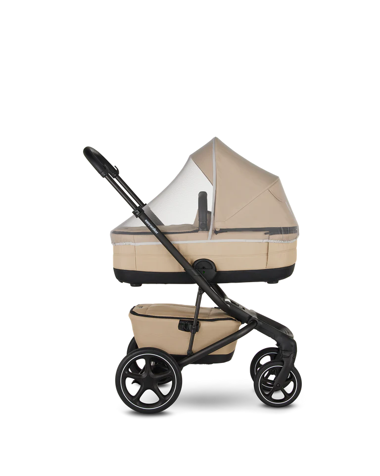 Carrinho Easywalker Rockey com a alcofa equipada com a rede mosquiteira instalada, mostrando proteção completa e ajuste perfeito.