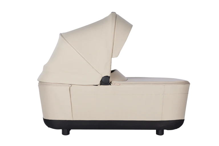 Alcofa Easywalker Rockey bege, vista lateral com capota aberta, ideal para recém-nascidos.