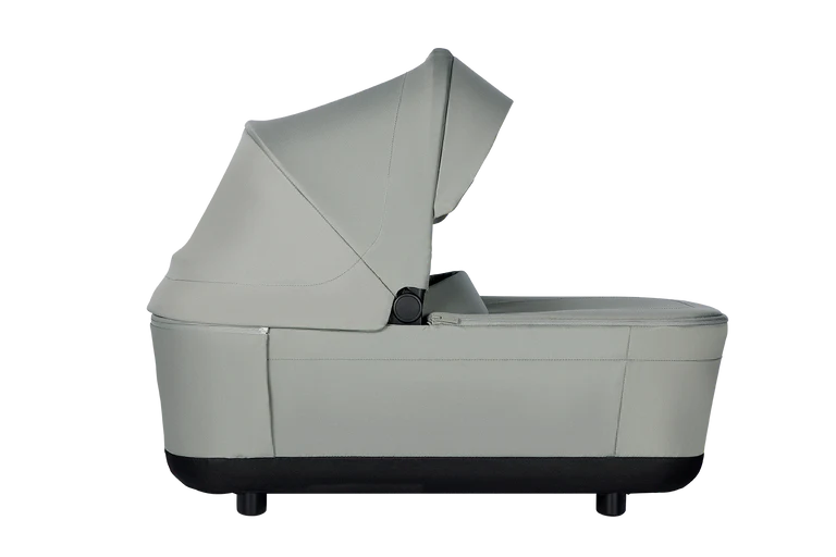 Alcofa Easywalker Rockey cinzento claro, vista lateral com capota aberta, para conforto do bebé.