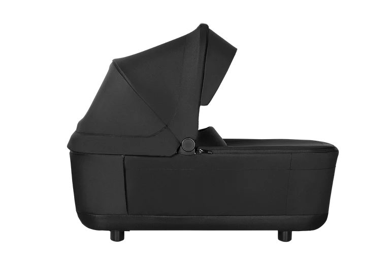 Alcofa Easywalker Rockey preta, vista lateral, com capota aberta, para recém-nascidos.