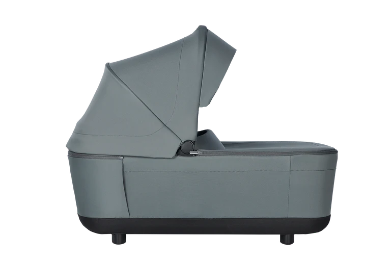 Alcofa Easywalker Rockey verde, vista lateral com capota aberta, oferece conforto superior.