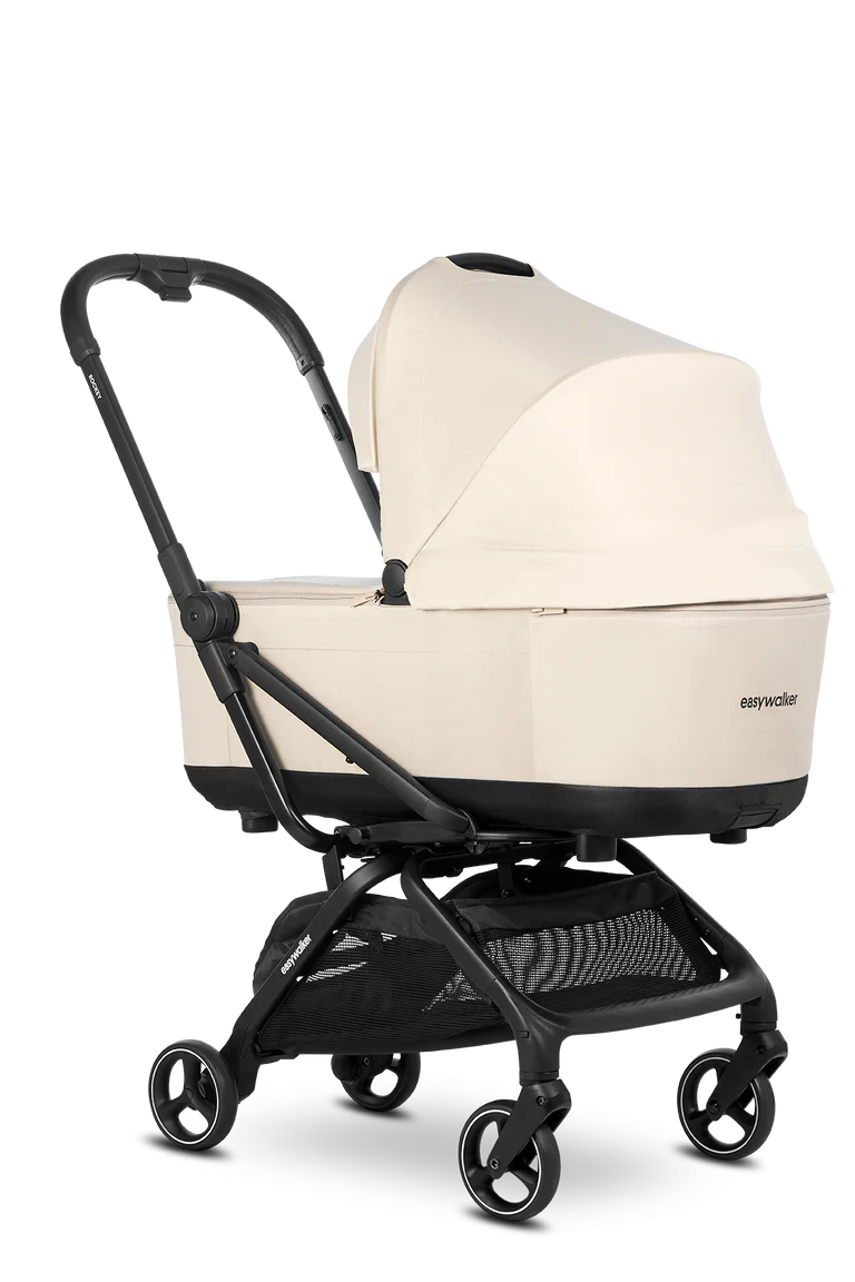 Carrinho Easywalker Rockey com alcofa bege montada, transformando-o numa solução completa desde o nascimento.