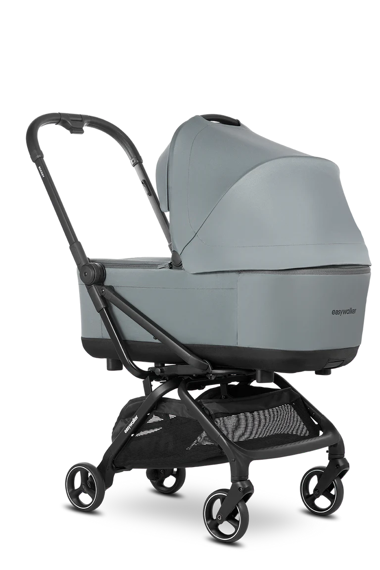 Carrinho Easywalker Rockey com alcofa cinzento claro montada, pronto para passeios com recém-nascidos.