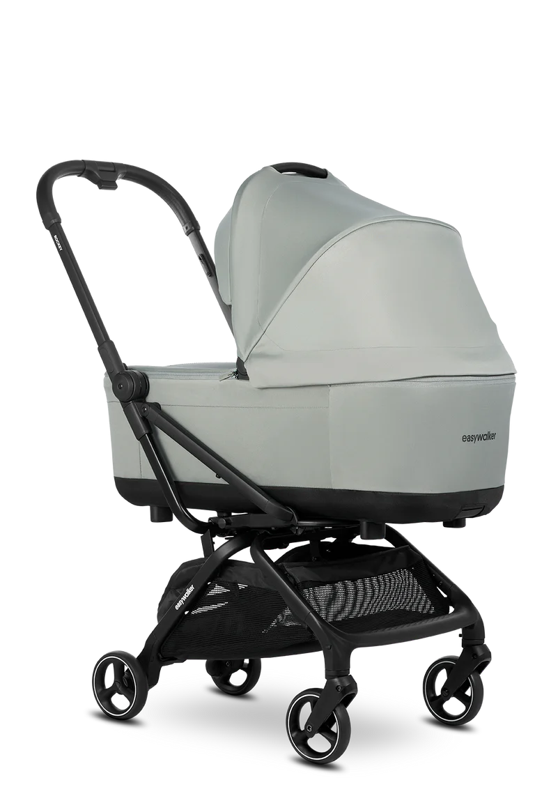 Carrinho Easywalker Rockey com alcofa cinzento claro, destacando o design elegante e funcional.