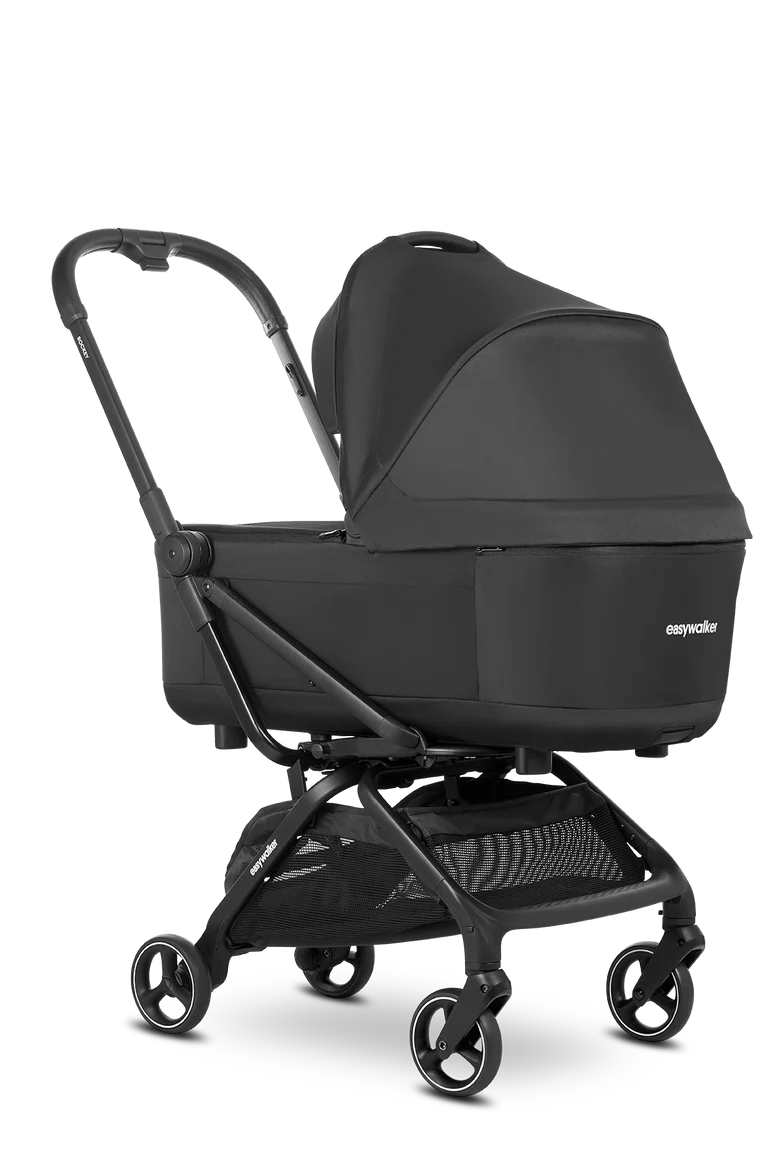 Carrinho Easywalker Rockey com alcofa preta montada, ideal para um descanso seguro e tranquilo do bebé.