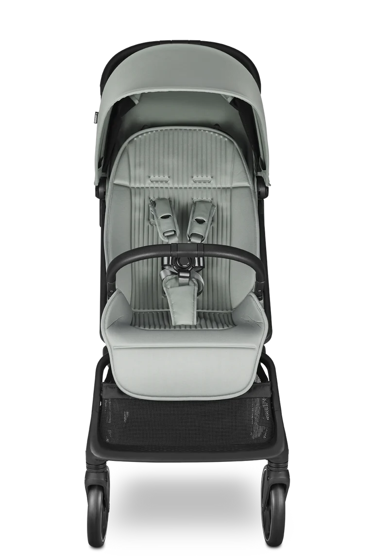 Vista frontal do assento do carrinho Easywalker Rockey L, mostrando o acolchoamento canelado, o arnês de segurança de 5 pontos e a barra de apoio frontal.