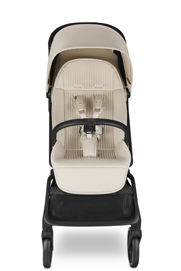 Vista frontal do carrinho Easywalker Rockey L bege, mostrando o assento acolchoado com arnês de 5 pontos e barra de segurança preta.