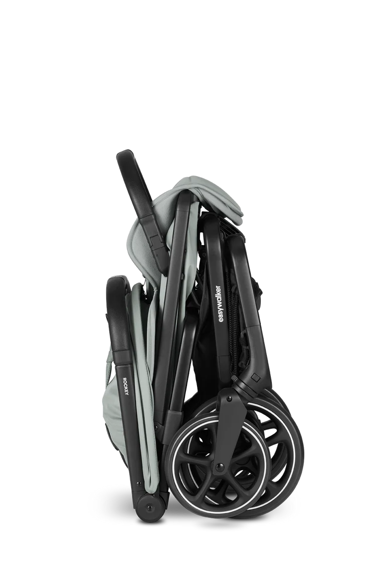 Detalhe do carrinho Easywalker Rockey L dobrado, em cor verde-acinzentada clara, evidenciando a facilidade e a estrutura leve do sistema de fecho.