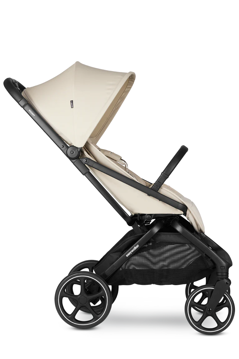 Carrinho de passeio Easywalker Rockey L cor bege, perfil lateral, com capota grande e rodas robustas, ideal para todo-o-terreno.