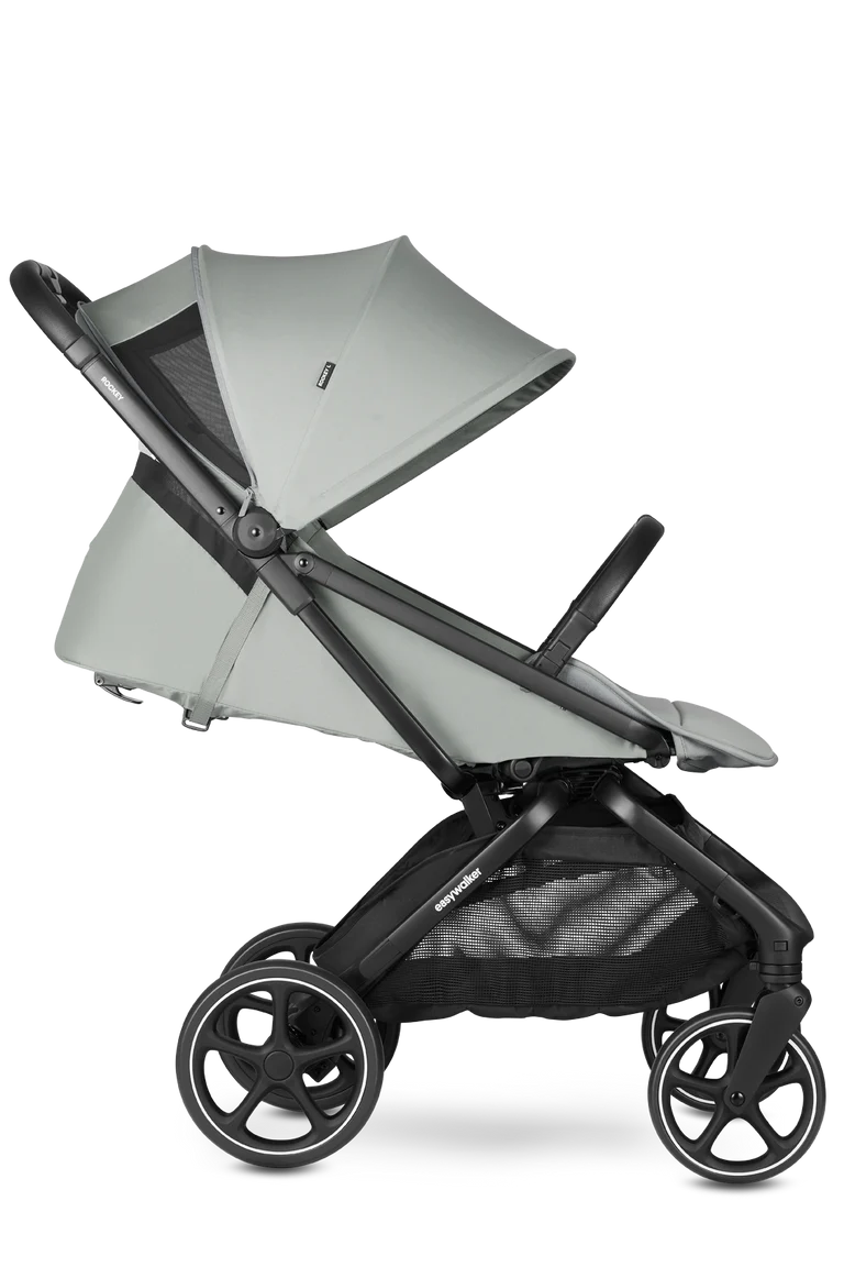 Carrinho Easywalker Rockey L cinzento, perfil lateral, mostrando a ventilação da capota aberta para maior circulação de ar.