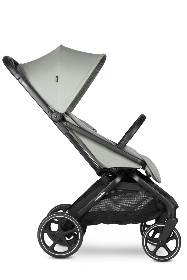 Carrinho Easywalker Rockey L cinzento-claro, perfil lateral, com capota estendida e cesto de arrumação preto.
