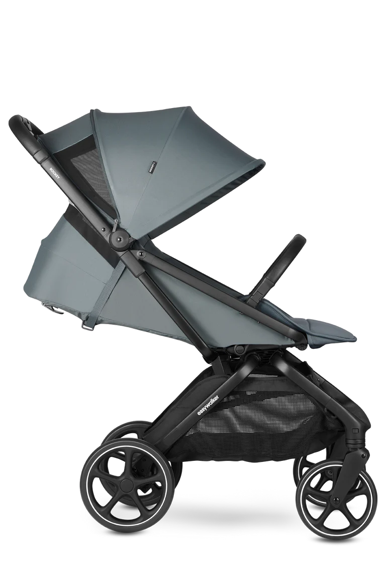 Carrinho Easywalker Rockey L cinzento-azulado, vista lateral com capota totalmente estendida e janela de ventilação.