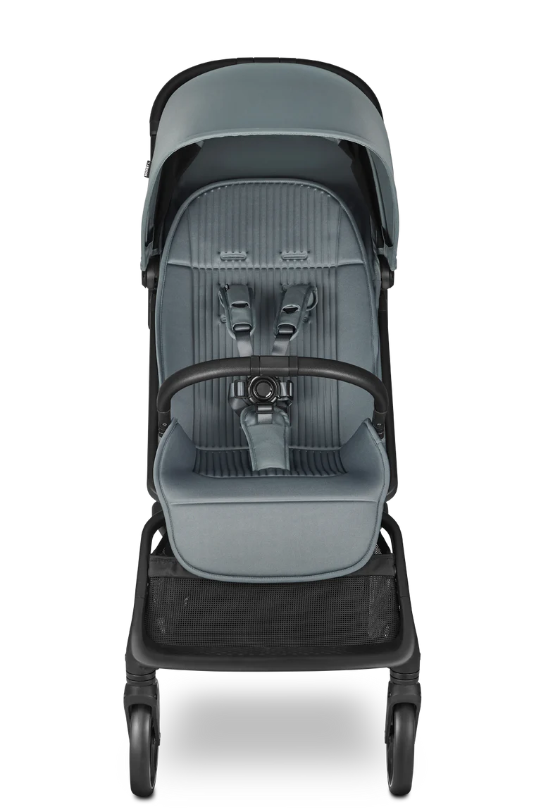Carrinho de passeio Easywalker Rockey L cinzento-azulado, vista frontal, com assento confortável e cesto de compras.