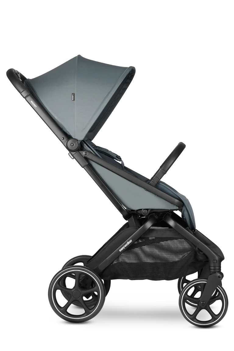 Carrinho Easywalker Rockey L cinzento-azulado, vista lateral, com capota estendida e rodas todo-o-terreno.