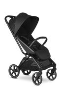 Carrinho de passeio Easywalker Rockey L preto, todo-o-terreno, aberto, com rodas grandes e cesto espaçoso.