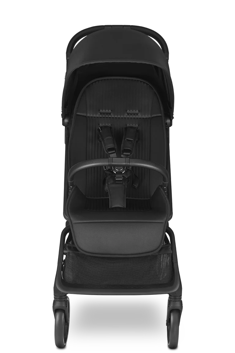 Vista frontal do carrinho Easywalker Rockey L preto, com assento ergonómico, arnês de segurança e barra de apoio.
