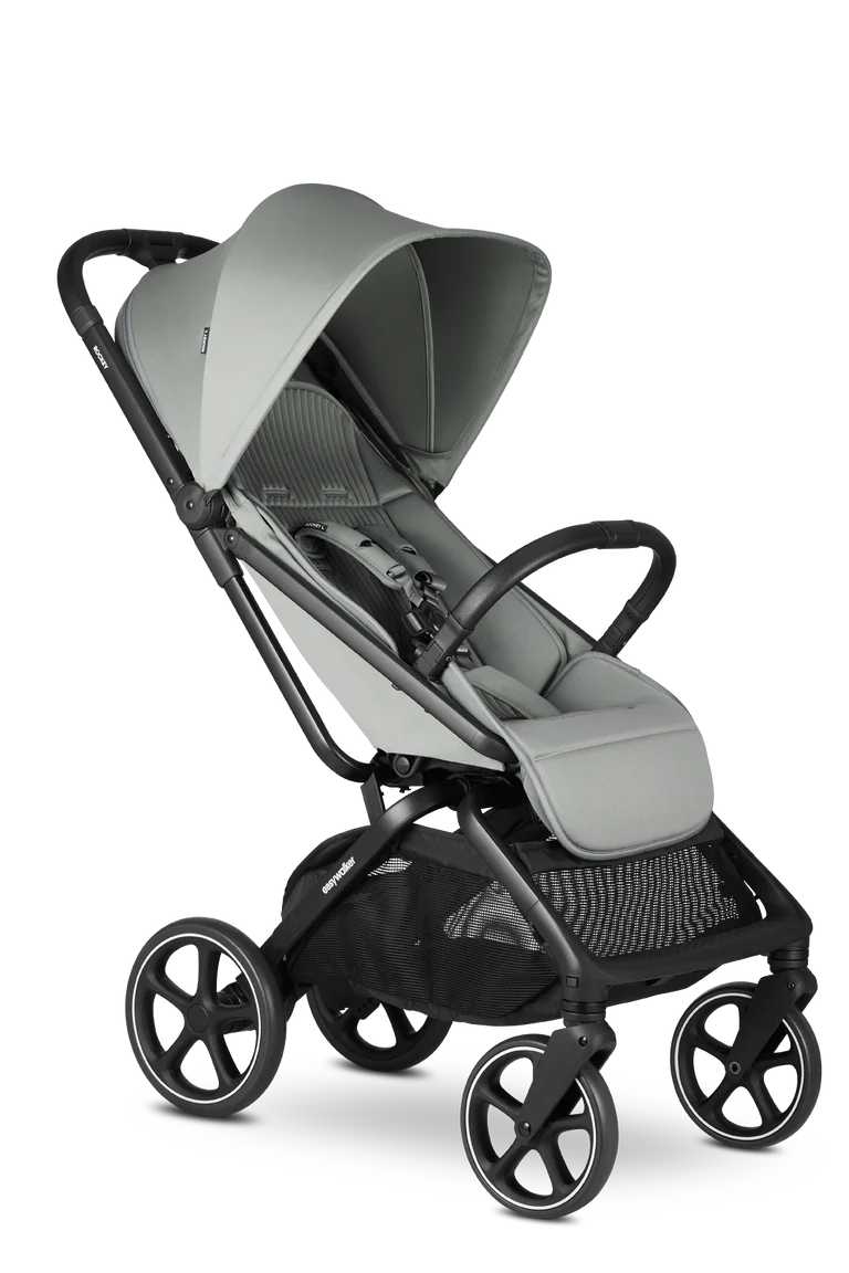 Imagem frontal-lateral do carrinho Easywalker Rockey L em tom verde-acinzentado, com guiador ajustável e cesto de arrumação espaçoso visível.