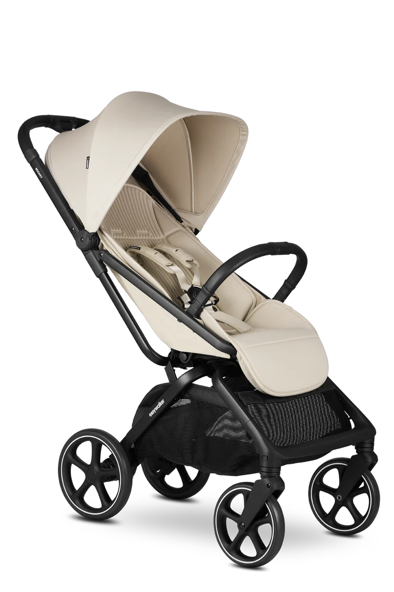 Carrinho Easywalker Rockey L bege, com estrutura preta, visto de perfil, destacando o assento acolchoado e as rodas todo-o-terreno.
