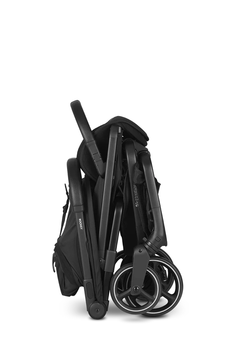 Carrinho de passeio Easywalker Rockey M preto, dobrado de forma compacta, mostrando a facilidade de arrumação.