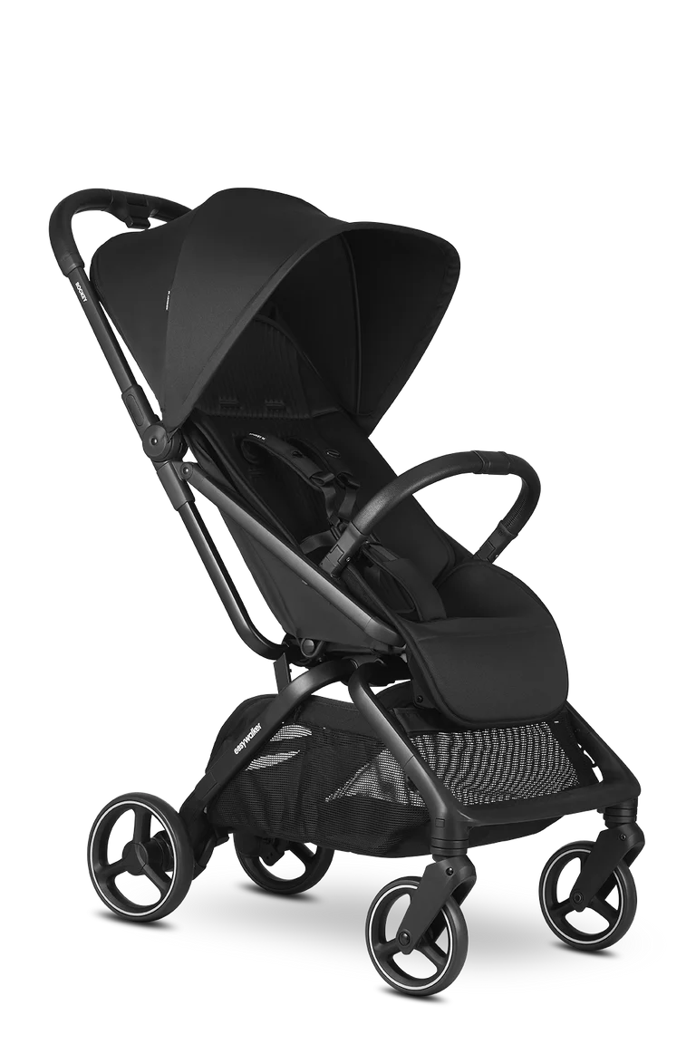 Carrinho de passeio urbano Easywalker Rockey M preto, vista 3/4 frontal, com capota e barra de segurança.