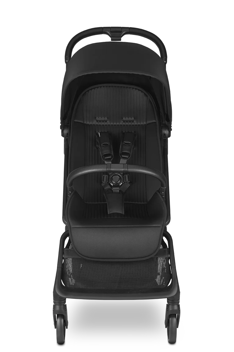 Carrinho de passeio Easywalker Rockey M preto, vista frontal, com assento acolchoado e cesto de compras.